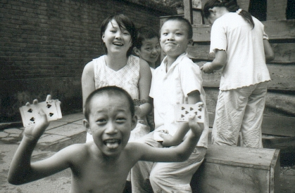 pekin-35-hutong-1-enfants-4-cartes-coeurs
