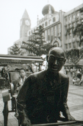 pekin-89-rue-principale-enfant-dans-sculture-pousse-pousse
